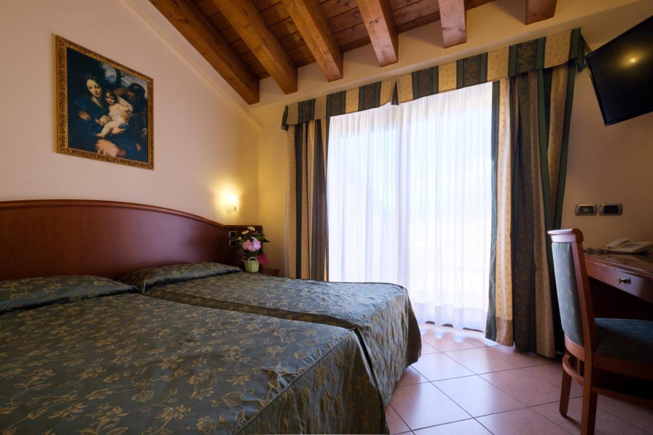 Garda Family House Hotel Castelletto Di Brenzone Luaran gambar